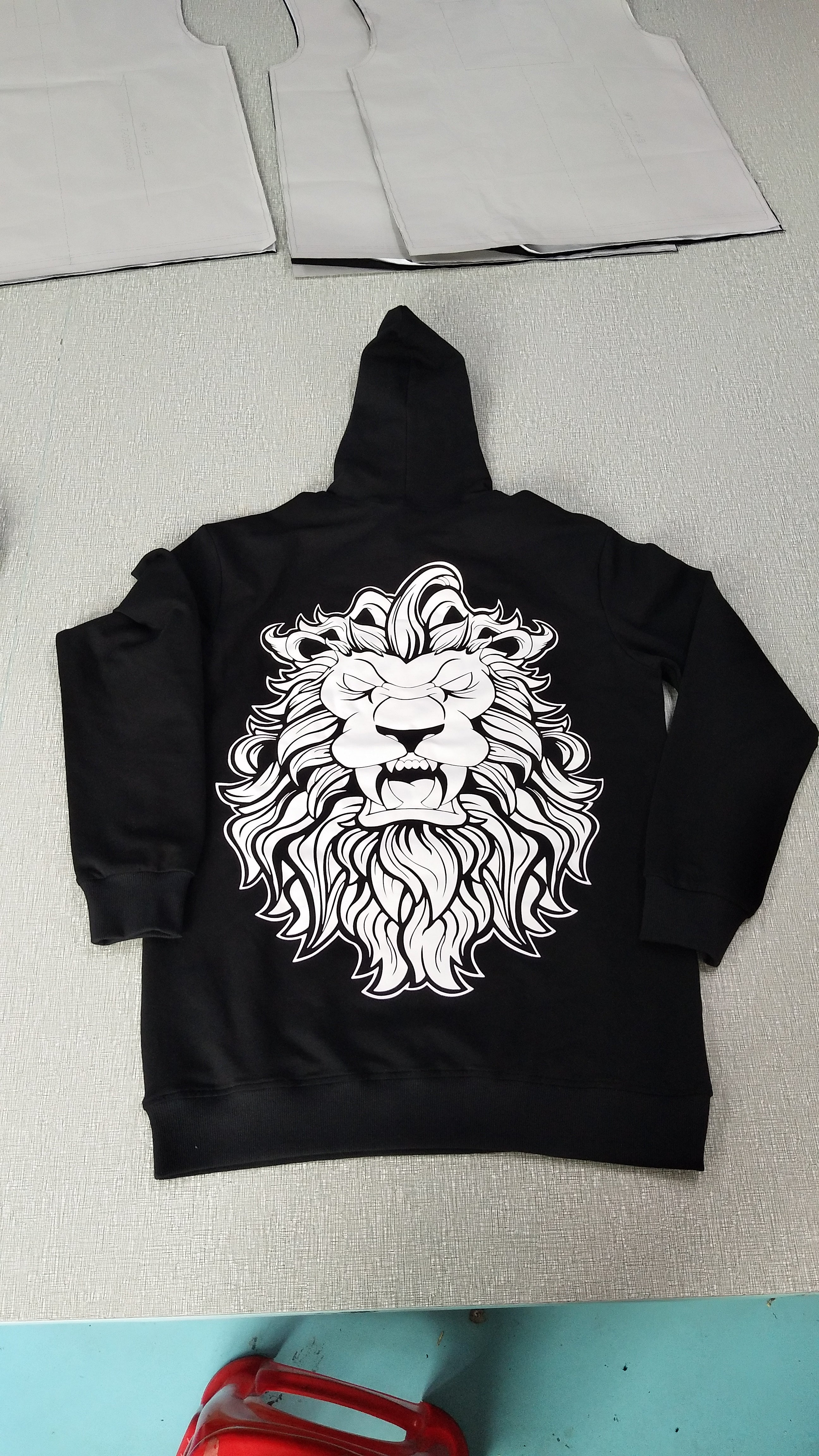 Pullover Hoodie Lion Design in Black iDrawonClothes